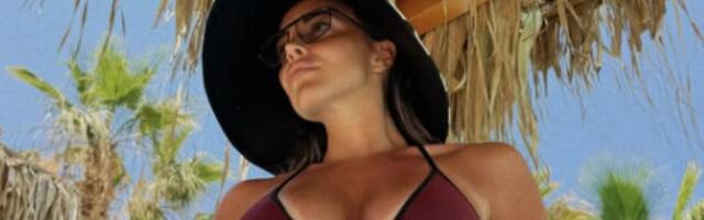 Raspištoljila se nasred bazena: Vrela brineta puca u bikiniju - Nije za one sa slabim srcem (VIDEO)