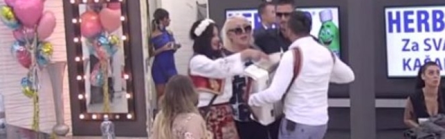 KARAMBOL U ZADRUZI! Miljković bez pardona na LUNINE OČI ODMERAVAO Pešićevu, ona naspram njega - samo ga pogledala! A onda je uradila OVO! (VIDEO)