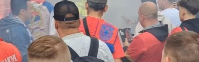Zapaljena albanska zastava u srpskoj fan zoni (VIDEO)