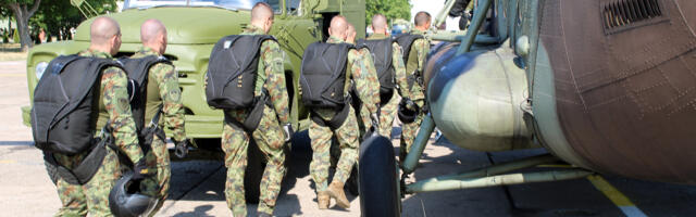 Obuka padobranaca za skokove na slobodno dejstvo u Nišu (foto)