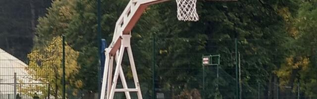 Građani sređivali košarkaško igralište u Velikom parku u Kragujevcu