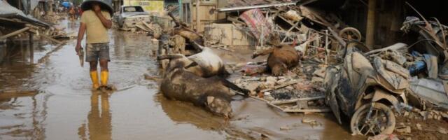 HAOS POSLE NEVREMENA! UČENICI BEZ HRANE DANIMA ČEKALI POMOĆ! Broj žrtava u poplavama i klizištima porastao na 908!