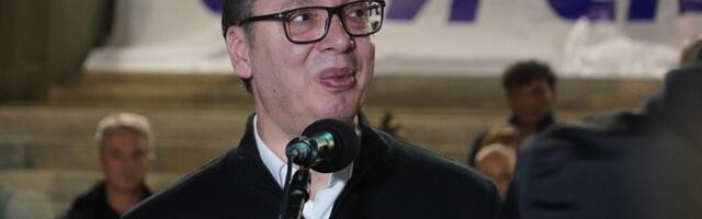 Okupljanje SNS-ovaca u Ćacilendu: Dolaze autobusima da dočekaju Vučića (FOTO)