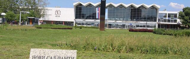 Pomen poginulima 1. januara ispred Železničke stanice: "Novi Sad pamti, ali ne ćuti"