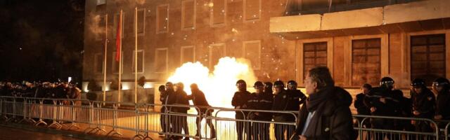 Neredi u Tirani: Demonstranti bacili Molotovljeve koktele na zgradu albanske vlade