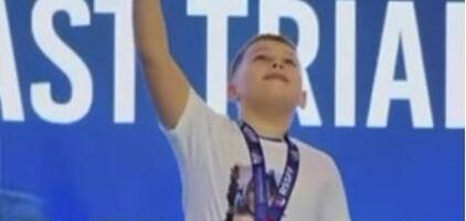 CELA SRBIJA PLAČE ZBOG MALOG BOGDANA: Devetogodišnji dečak pre 2 meseca izgubio majku, a sada sa njenim likom na majici osvojio zlato, pa pokazao prstom ka nebu