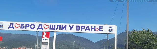 Vučić deli siromašnim Vranjankama u „Jumku“ po 20.000 dinara za osmi mart