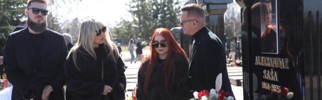 Održan pomen Saši Popoviću, nije došla osoba koju je OBOŽAVAO: Svi su je očekivali, a samo se ONA nije pojavila