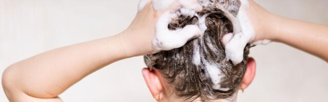 Mislite da je zdravije, a zapravo vam UNIŠTAVA KOSU: Greška kod pranja koju pravi većina žena