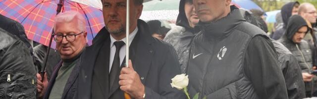 Ostoja Mijailović držao kišobran Penjaroji na sahrani, trener Partizana se belom ružom opostio od Vujoševića