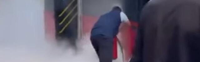 DRAMA na Bežanijskoj kosi: Zapalio se autobus (VIDEO)