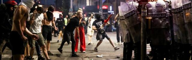 "OSUĐUJEMO NAPAD NA NAŠE KOLEGE": Oglasio se Policijski sindikat Srbije posle sukoba na protestu