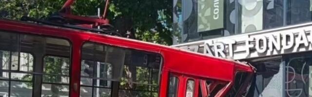 PRVA SLIKA SA DORĆOLA: Tramvaj se zakucao u zgradu, ima povređenih! Svuda staklo i srča