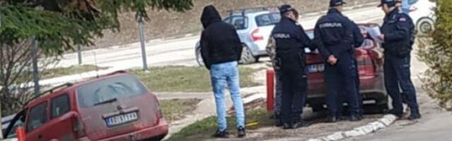 OPEL SAM KRENUO I ZAKUCAO SE U DOM ZDRAVLJA! Policija na licu mesta utvrđuje uzrok nezgode