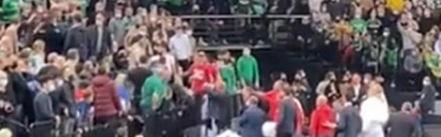 Pojavio se SNIMAK NAPADA na navijače Zvezde u Kaunasu, evo zašto su brzo napustili dvoranu /VIDEO/