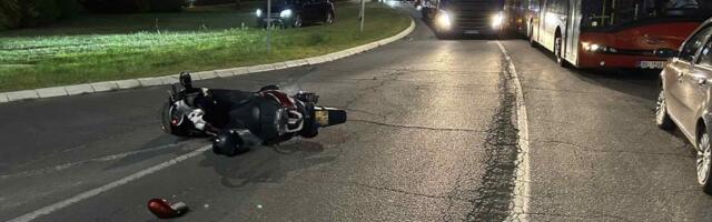 Gužva na Bežanijskoj Kosi! Motociklista pao s motora, do dolaska policije niko nije mogao da prođe (FOTO)