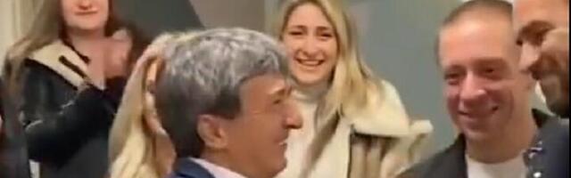 Učitelja 10 generacija njegovih đaka ispraća u penziju (VIDEO)