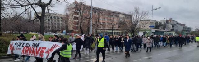 VIDEO: BMW-om pokušao kroz studentsku kolonu, pa peške pobegao