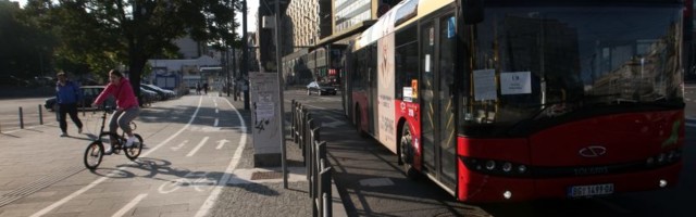 Putnici se UMALO UGUŠILI u autobusu na Pančevačkom mostu! Bačena kesa sa nepoznatom materijom