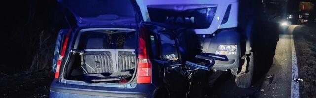 PRVA FOTOGRAFIJA SA MESTA TRAGEDIJE KOD MAJDANPEKA! Jeziv prizor nakon direktnog sudara auta i kamiona, vozač automobila NA MESTU POGINUO! (FOTO)