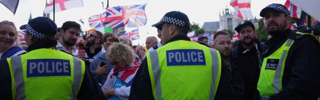 Demonstrant u Londonu zamenio iransku zastavu na ambasadi: Policija uhapsila dve osobe zbog upada