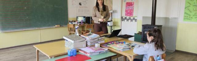 ŠKOLSKO ZVONO ZVONI SAMO ZA JEDNU DEVOJČICU: Marija je jedini đak u maloj seoskoj školi kod Prijepolja, do učinioce stiže peške preko planine: "Nije me strah"