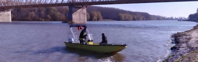 Tužna slika borbe za život: Mladić hteo da se baci s mosta u Tisu, spasilac dojurio u čamcu, 4 sata pričali