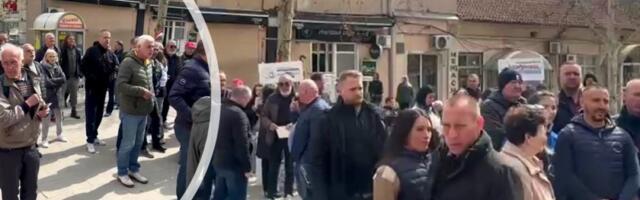 Štand SNS krcat, blokaderima niko ni da priđe! Pogledajte situaciju u Aranđelovcu pred lokalne izbore (VIDEO)