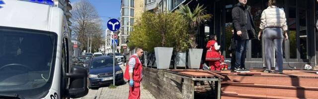 Srušio se na pod i ostao da leži! U centru Kragujevca desila se tragedija (FOTO)