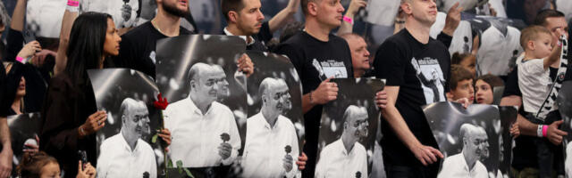 HOROR U ARENI: Navijaču pozlilo tokom oproštaja od Duška Vujoševića u Areni!