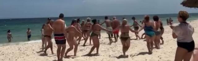 Nismo džabe "nebeski narod": Srbi napravili šou u Tunisu, opleli kolce na jednoj na najlepših svetskih plaža (VIDEO, FOTO)