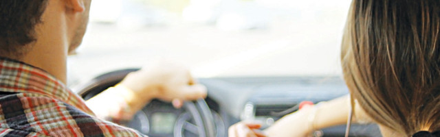 Pokunjen muž kaže ženi....