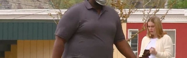 PREPOZNAJETE LI GA? Pre samo dve godine je bio vrhunski sportista i igrao u NBA, sada ima 26 godina i preko 180 kila