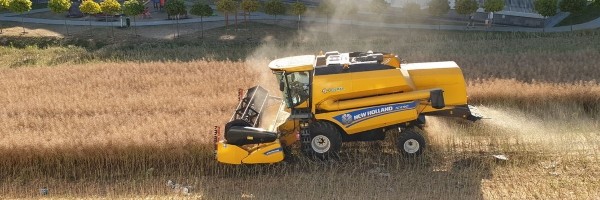 Poljak koji nije želeo da proda njivu sada je obrađuje između stambenih blokova