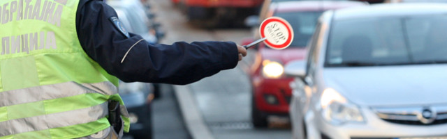 Zaustavlja slovenački policajac Muju, pa mu kaže: Gospodine, migalec vam ne dela...
