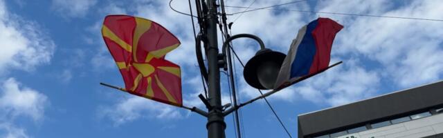 Zastave Severne Makedonije i Srbije na pola koplja i u Nišu, građani palili sveće