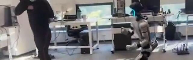 OVO JE BOLELO! Robot tokom demonstracije šutnuo čoveka u NEZGODNO MESTO, kamera sve snimila
