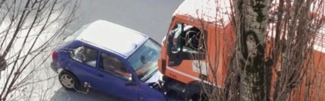 Udes u Novom Sadu: Automobil se zakucao u kamion (FOTO)