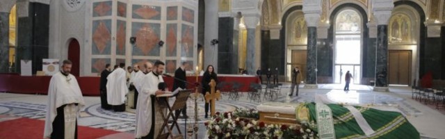 ISPRAĆAJ PATRIJARHA IRINEJA Telo preneseno u Hram, kovčeg položen na odar od cveća, VERNICI SE U SUZAMA OPRAŠTAJU