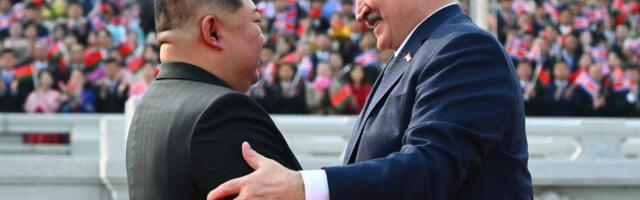 Lukašenko otputovao u Pjongjang, imao specijalni poklon za Kim Džong Una: Odmah je uzeo "igračku" i repetirao