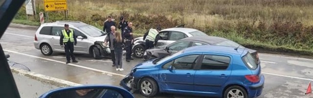 SAOBRAĆAJKA NA IBARSKOJ MAGISTRALI: Povređeni mladić prevezen u UC, automobilu otpao točak