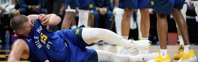 UŽASNA SCENA! Jokić se povredio! Pao je na parket, uhvatio se za koleno... Muk u dvorani! /VIDEO/FOTO/