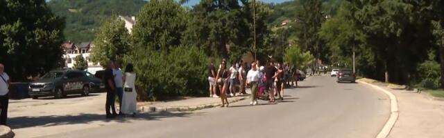 U prva tri sata u Kosjeriću glasalo 37,8 odsto birača, gradom patroliraju sumnjivi tipovi