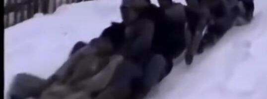 DANAŠNJA DECA OVO GLEDAJU U NEVERICI: Ovako je nekad izgledalo sankanje i zabava na selu! Ništa sanke, samo najlonski džak i letiš (VIDEO)