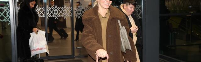 Nataša Bekvalac sama vuče kofer, a evo ko je došao po nju na aerodrom