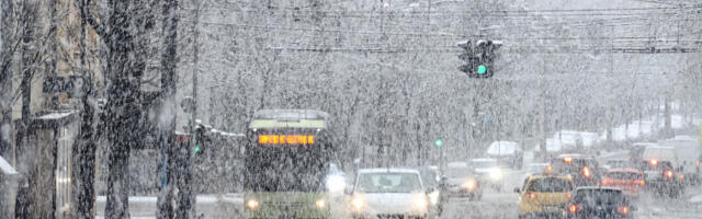 Јака киша прешла у снег