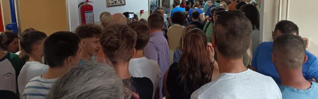 Roditelji đaka i zaposlini OŠ „Pavle Savić“: Ministarstvo razrešilo školski odbor