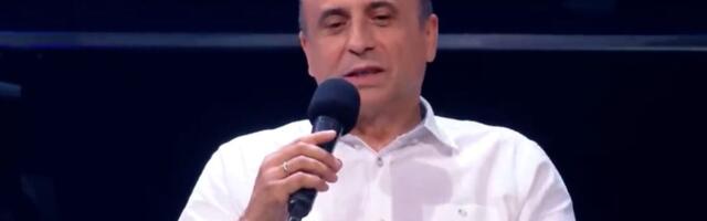 Naš pevač čekao 26 godina da objavi ovu stvar, pa otkrio: "Rekli su mi da se pojavljujem u istom džemperu"