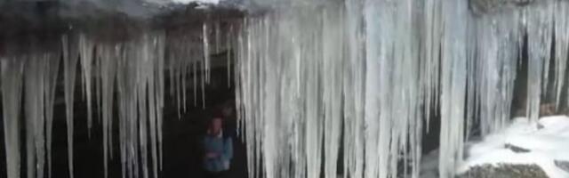 Dunav je postao ulica: Teška zima okovala je reku ledom, od nje napravila šetalište (VIDEO)