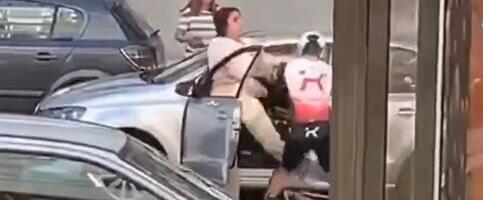 (UZNEMIRUJUĆI SNIMAK) BICIKLISTA KRVNIČKI MLATI ŽENU NASRED ULICE! Širi se jeziv video, pesničio mučenu ženu i kad je pala na zemlju: U toku POTERA